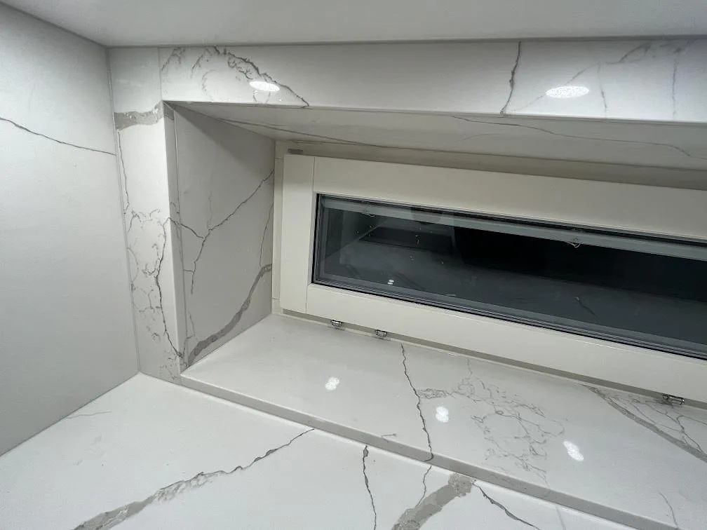 Køkkenbordplade i Technistone Crystal Calacatta Silva, Kungsholmen, Stockholm – billede 3
