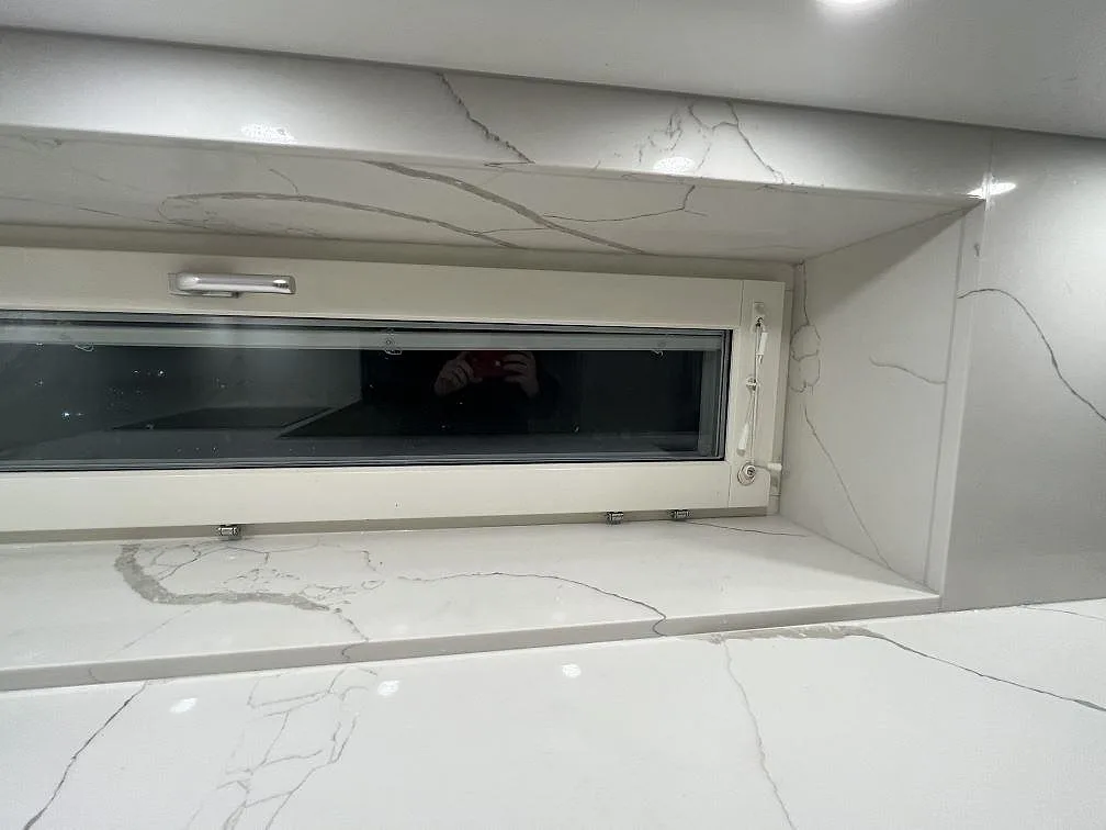 Køkkenbordplade i Technistone Crystal Calacatta Silva, Kungsholmen, Stockholm – billede 4