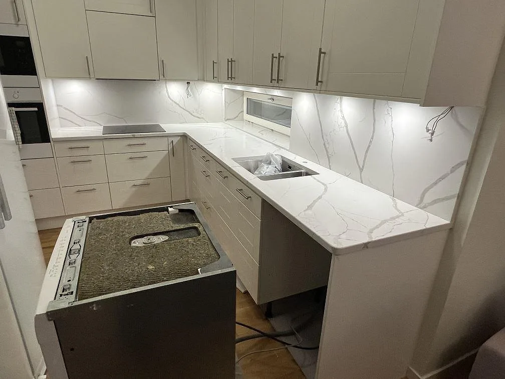 Køkkenbordplade i Technistone Crystal Calacatta Silva, Kungsholmen, Stockholm – billede 2