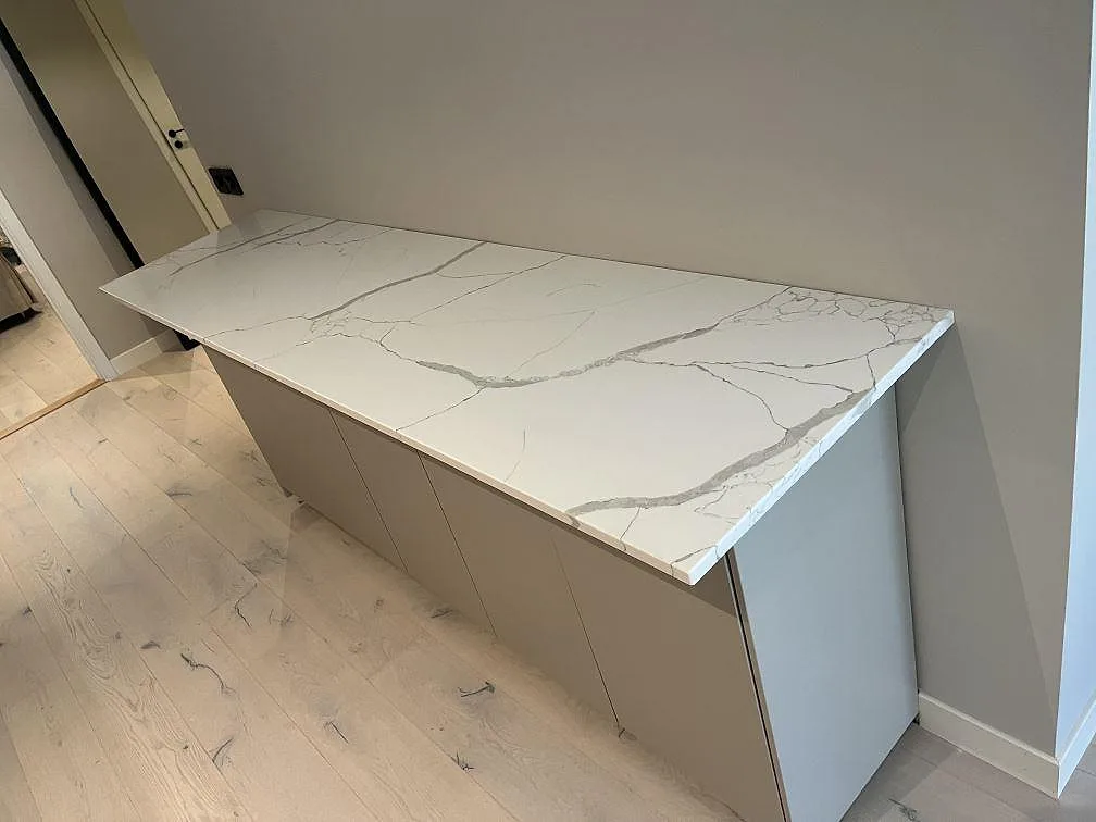 Gennemført projekt: Køkkenbordplade i Technistone Crystal Calacatta Silva, Stocksund.