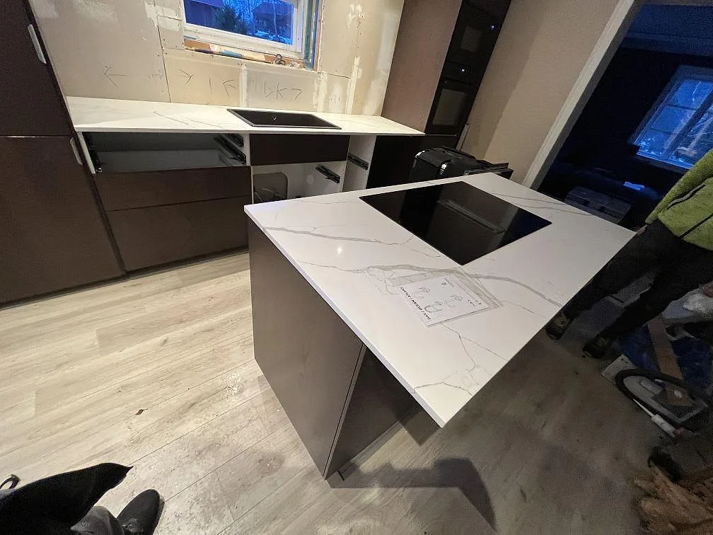 Køkkenbordplade i Technistone Crystal Calacatta Silva, Valskog