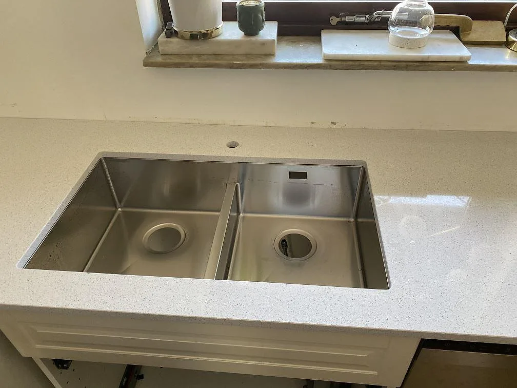 Køkkenbordplade i Technistone Crystal Quartz White, Malmö – billede 3