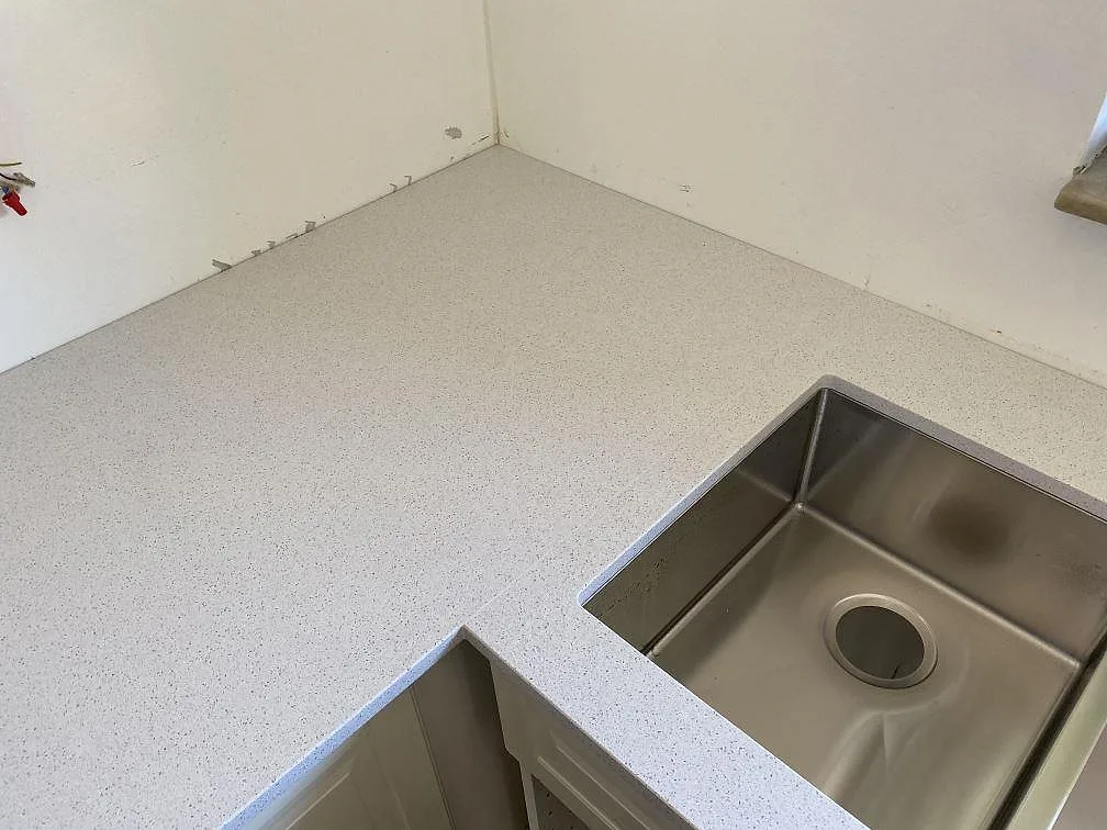 Køkkenbordplade i Technistone Crystal Quartz White, Malmö – billede 5