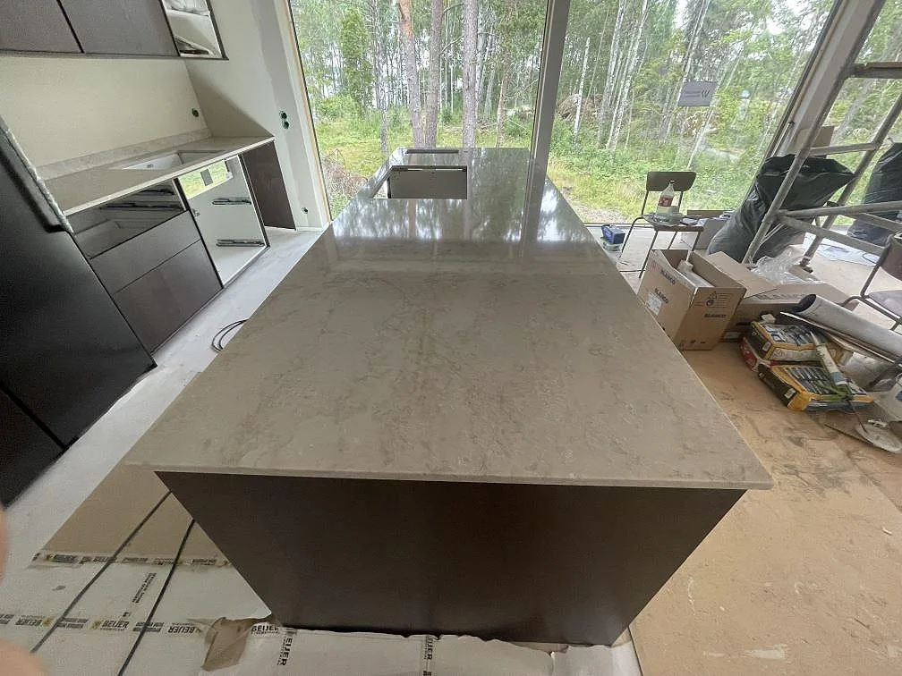 Køkkenbordplade i Technistone Glencoe, Grisslehamn – billede 3