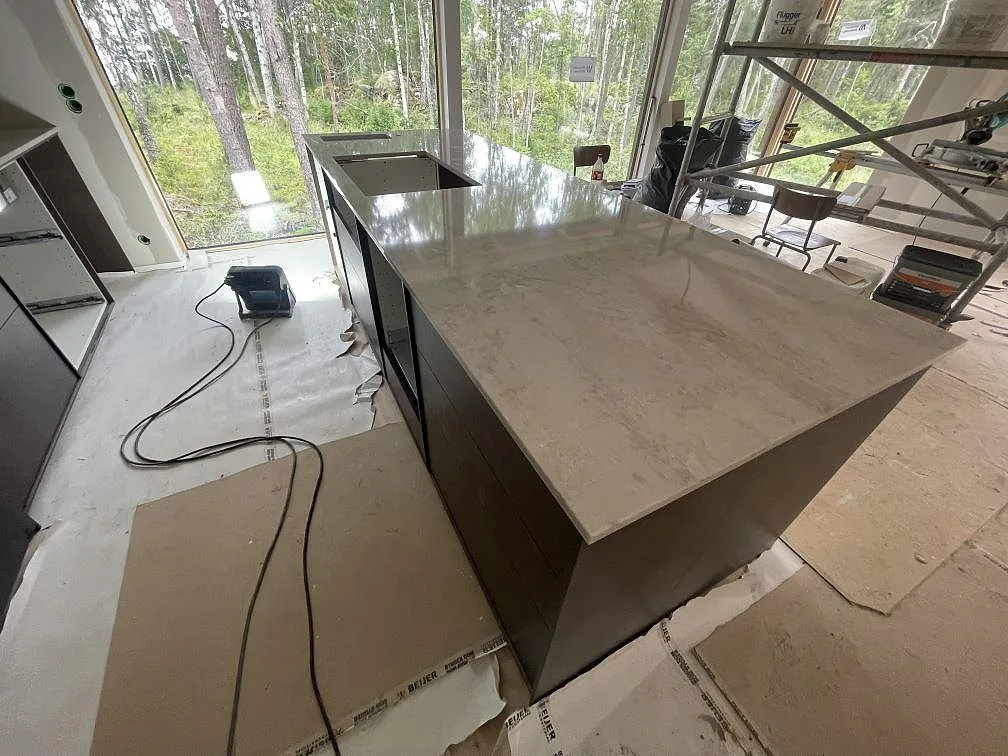 Køkkenbordplade i Technistone Glencoe, Grisslehamn – billede 4