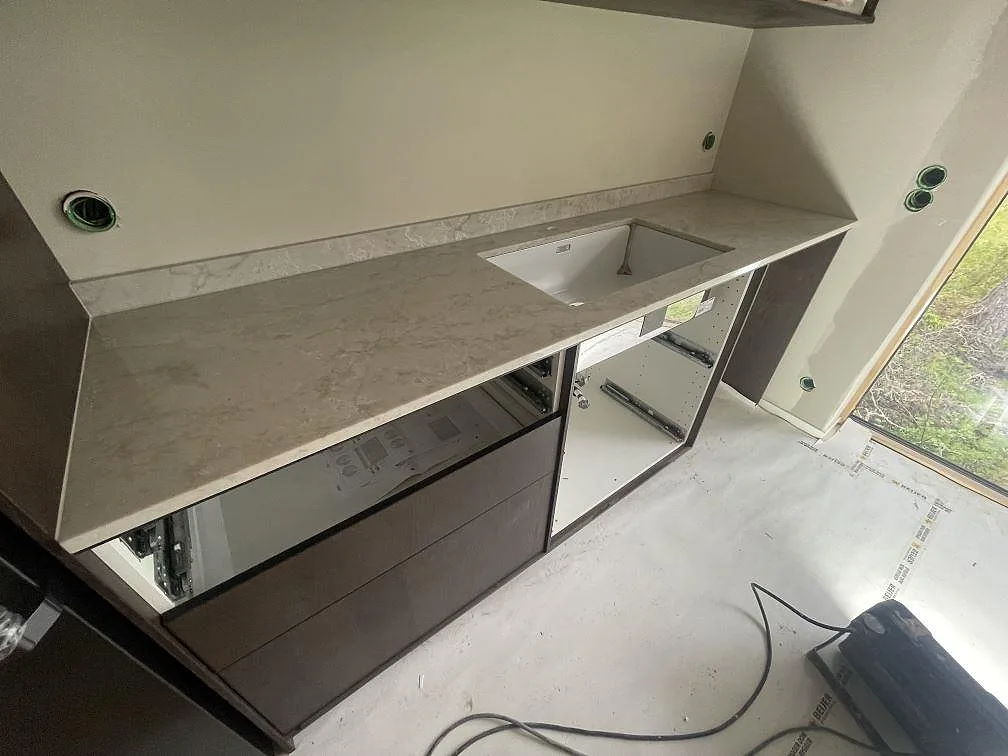 Køkkenbordplade i Technistone Glencoe, Grisslehamn – billede 2
