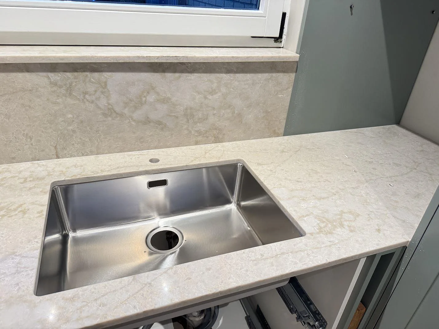 Køkkenbordplade i Technistone Glencoe, Höllviken – billede 2