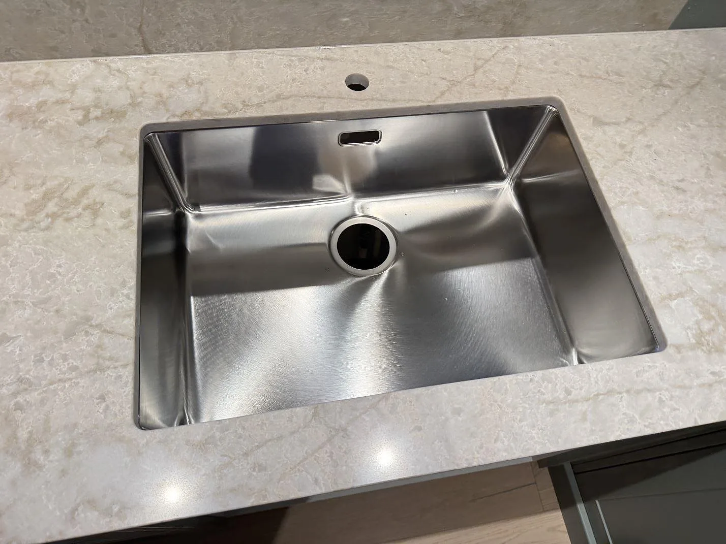 Køkkenbordplade i Technistone Glencoe, Höllviken – billede 4
