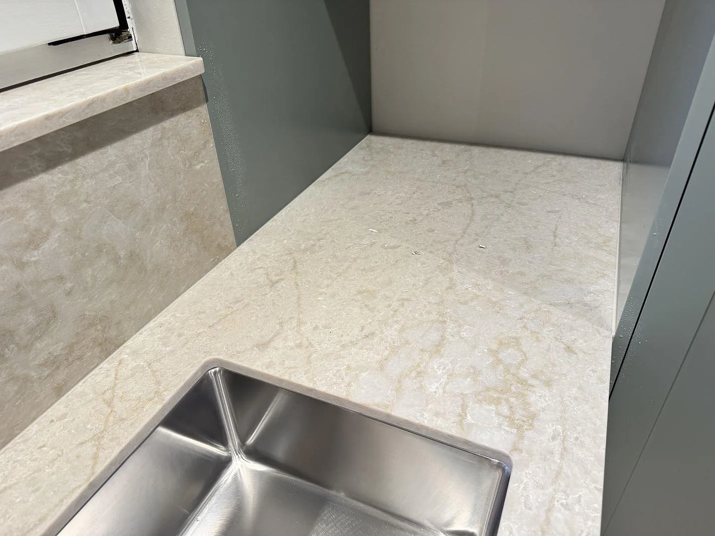 Køkkenbordplade i Technistone Glencoe, Höllviken – billede 3
