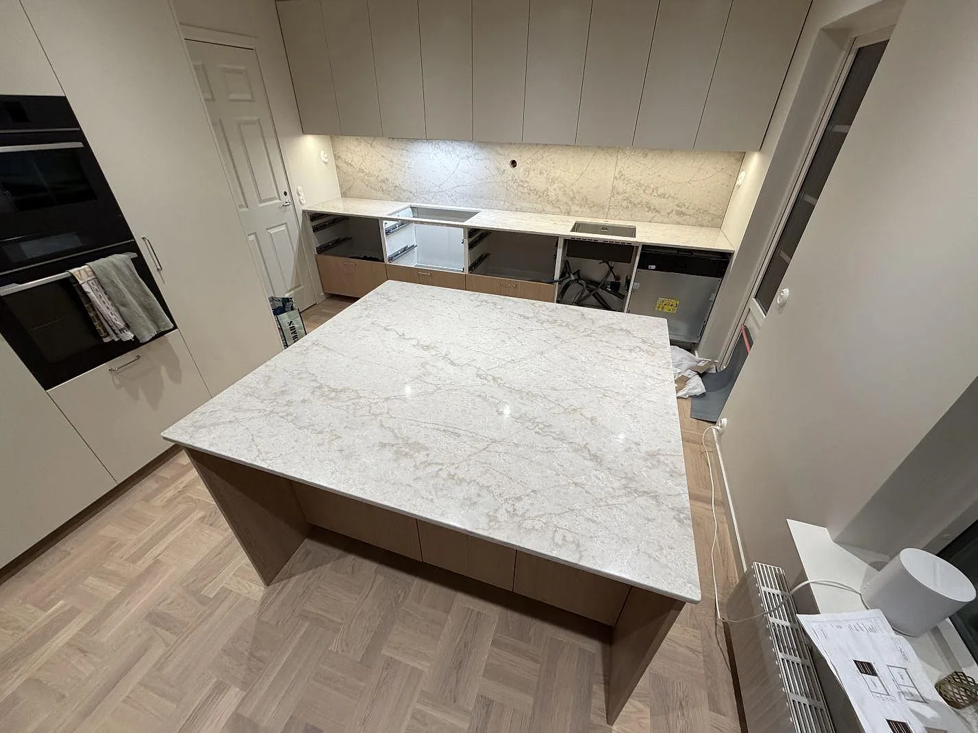 Køkkenbordplade i Technistone Glencoe, Lidingö – billede 2