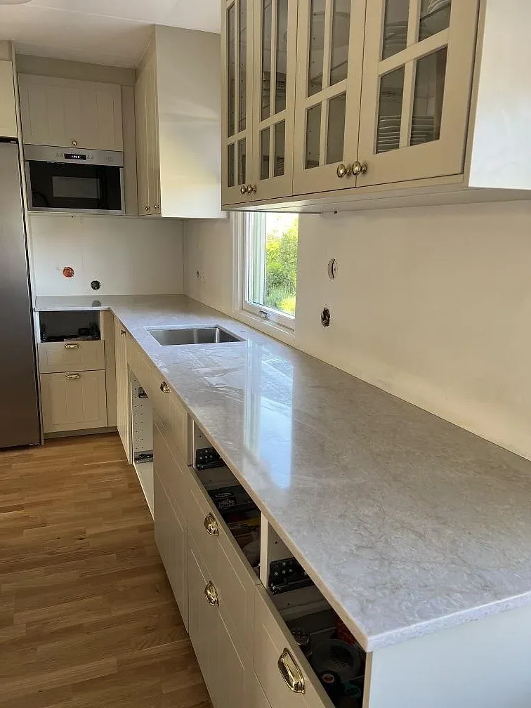 Gennemført projekt: Køkkenbordplade i Technistone Glencoe, Vellinge.