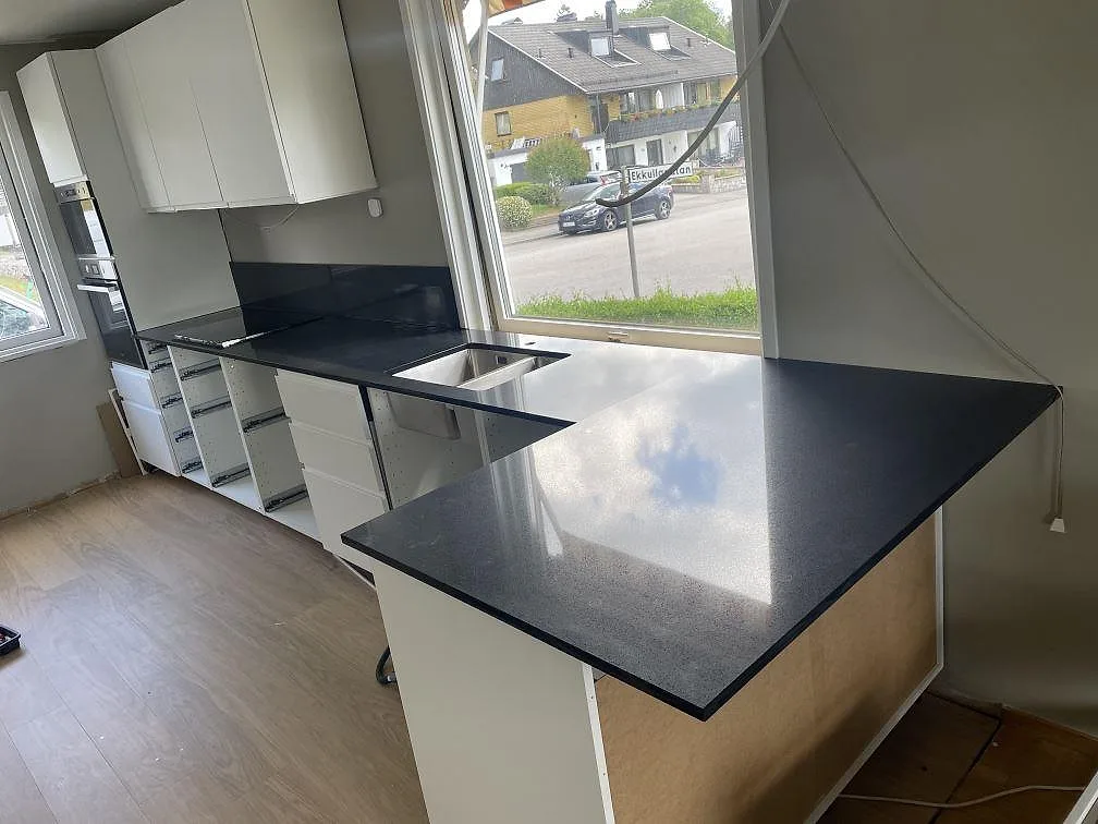 Gennemført projekt: Køkkenbordplade i Technistone Gobi Black, Borås.