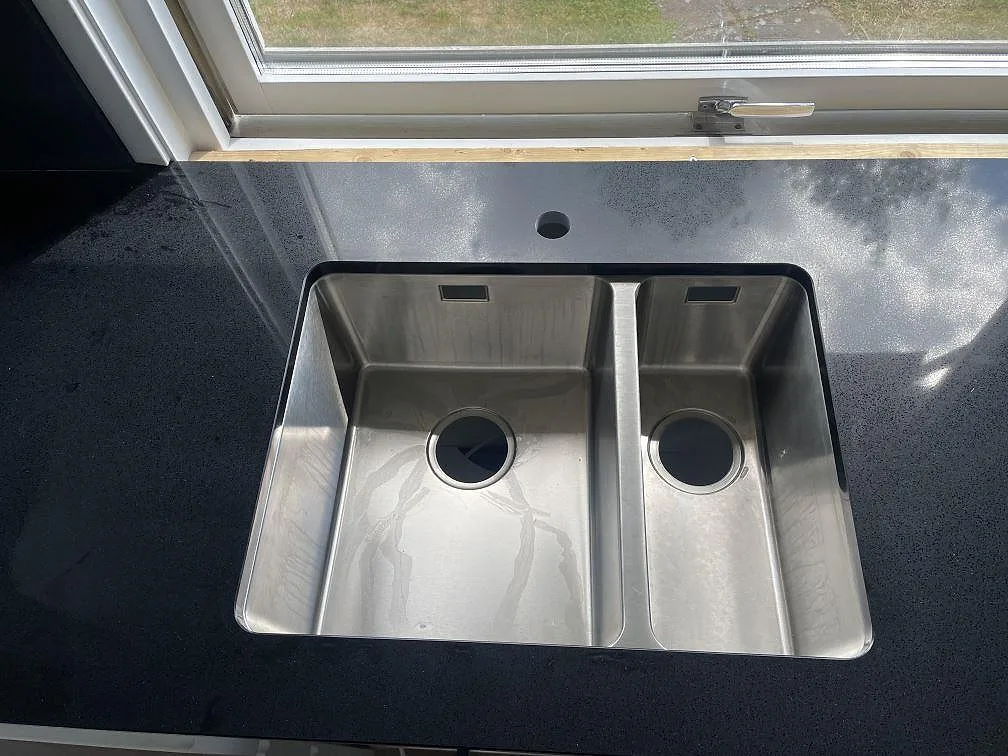 Køkkenbordplade i Technistone Gobi Black, Borås – billede 3