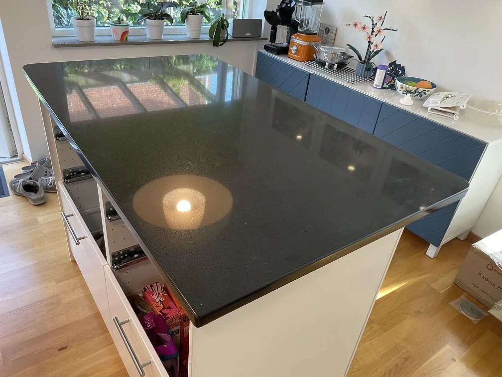 Køkkenbordplade i Technistone Gobi Black, Dalby – billede 3