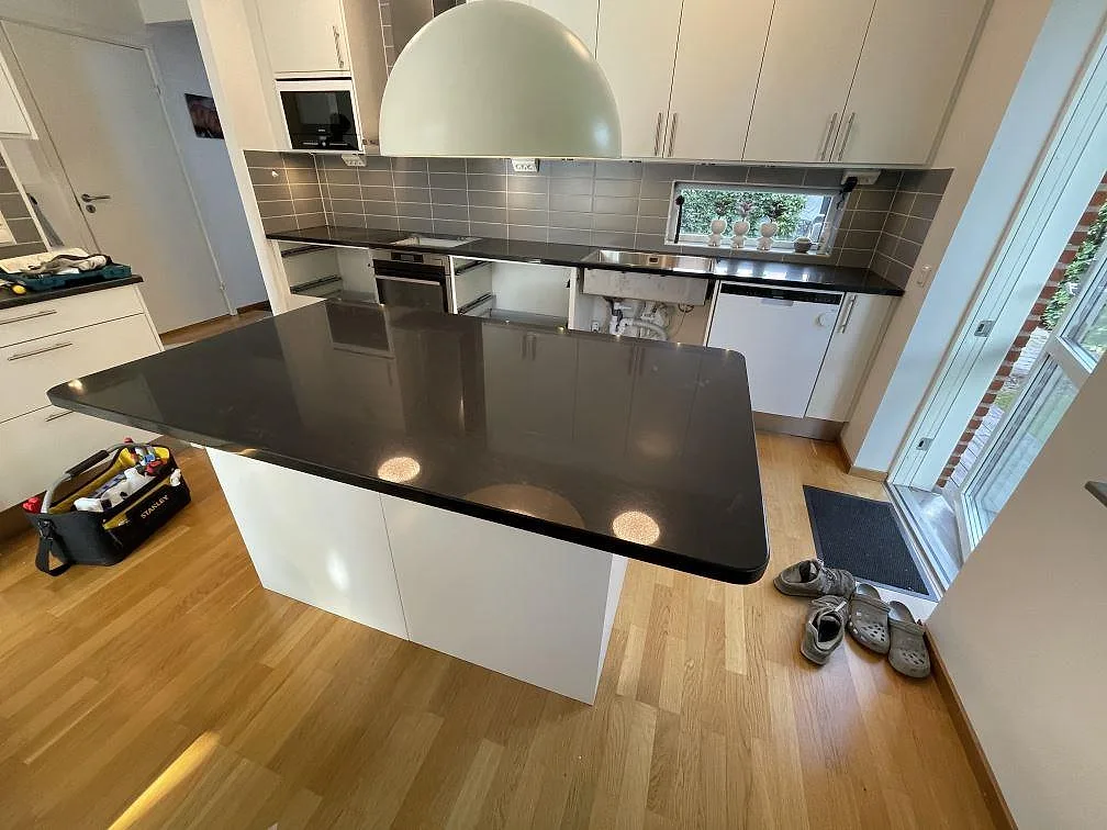 Gennemført projekt: Køkkenbordplade i Technistone Gobi Black, Dalby.