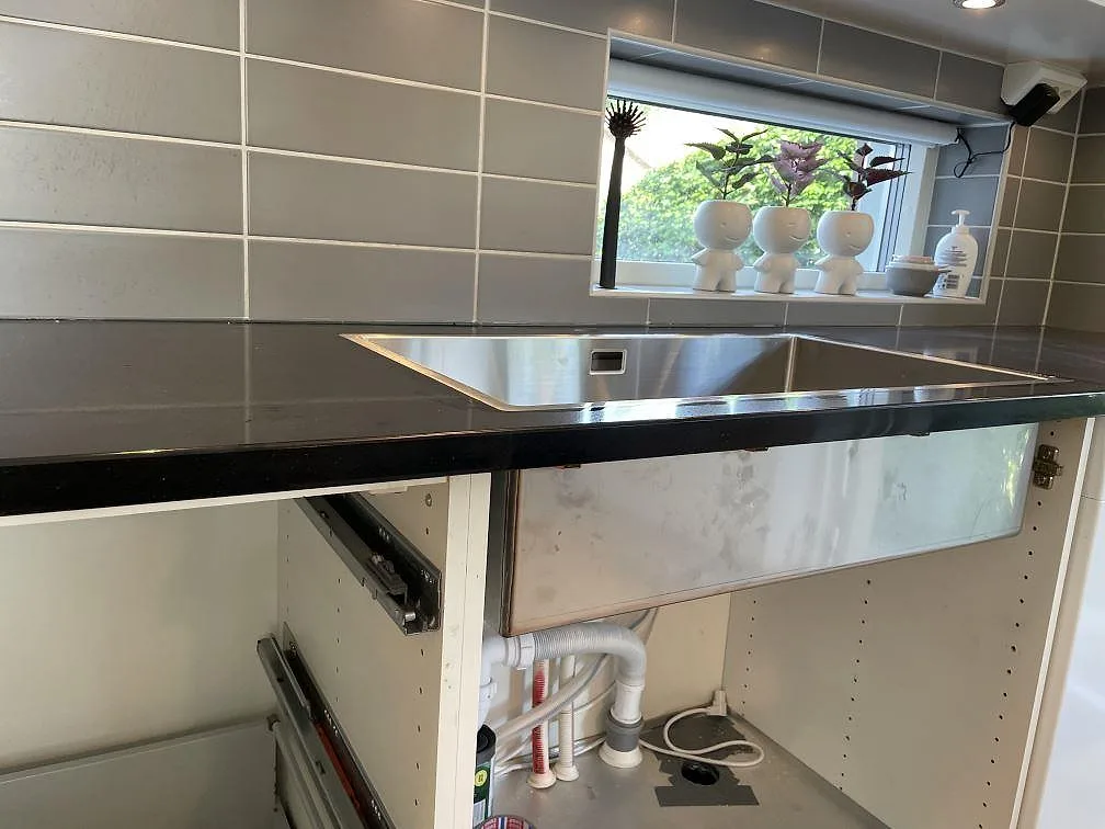 Køkkenbordplade i Technistone Gobi Black, Dalby – billede 4