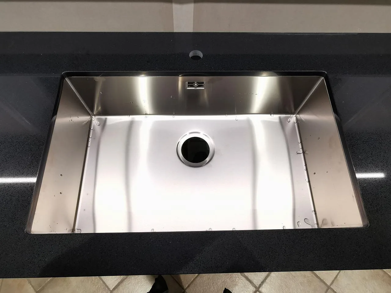 Køkkenbordplade i Technistone Gobi Black, Eslöv – billede 3