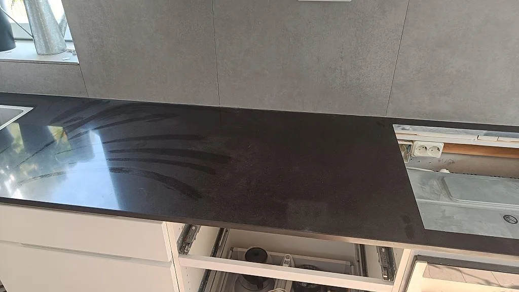 Køkkenbordplade i Technistone Gobi Black, Göteborg – billede 5