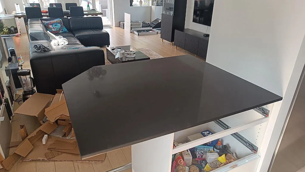 Gennemført projekt: Køkkenbordplade i Technistone Gobi Black, Göteborg.