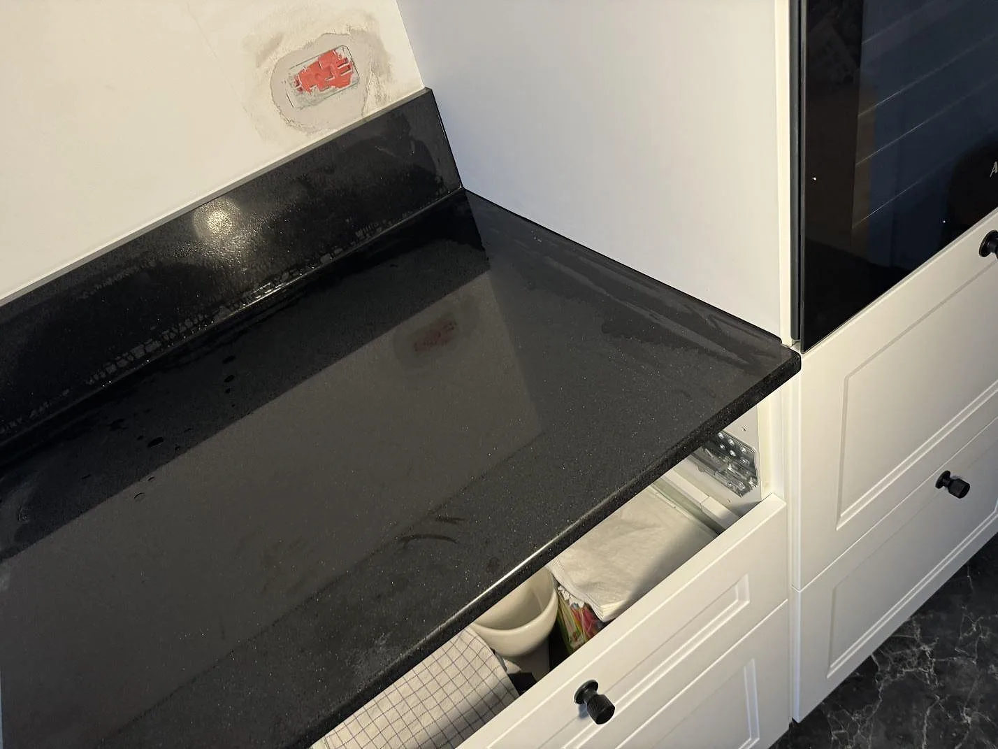 Gennemført projekt: Køkkenbordplade i Technistone Gobi Black, Kastrup.