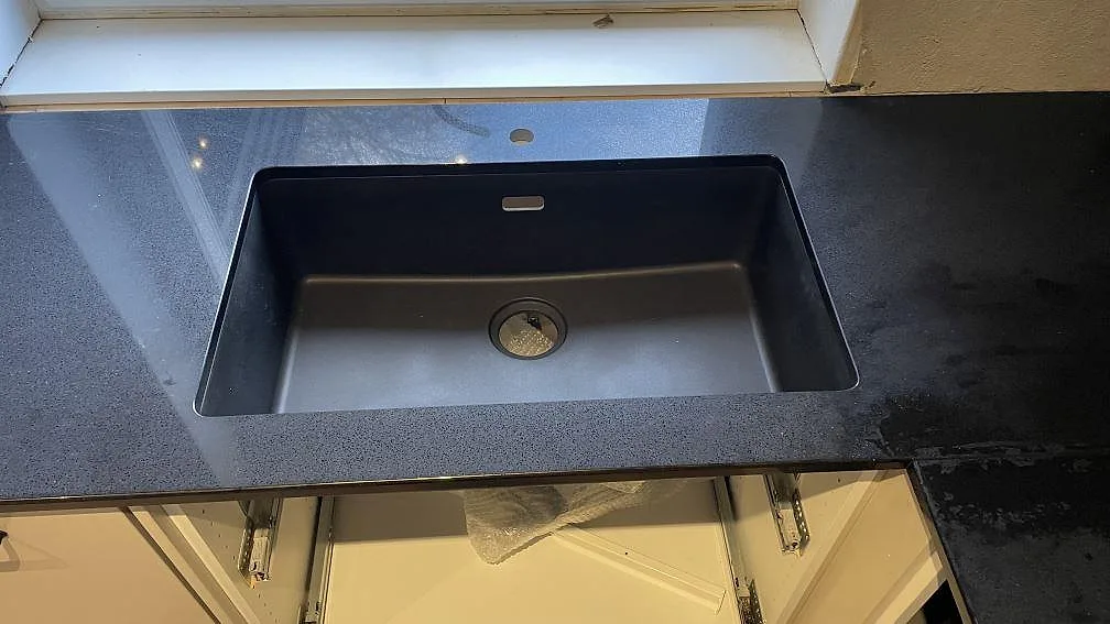 Køkkenbordplade i Technistone Gobi Black, Ystad – billede 2