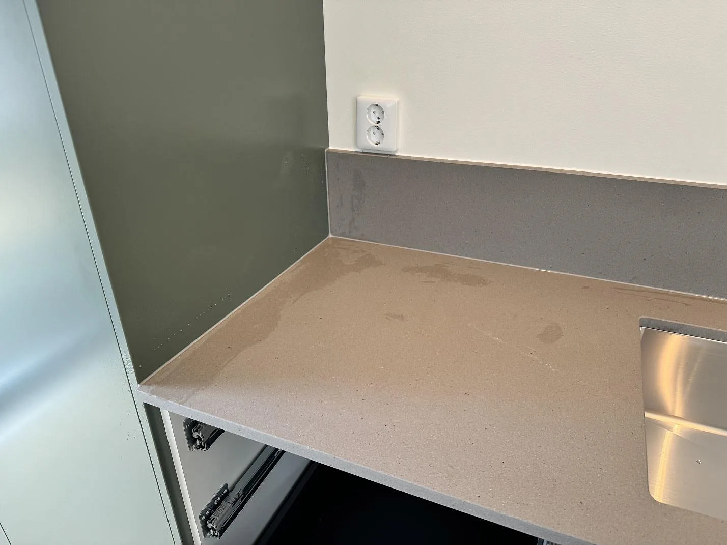 Køkkenbordplade i Technistone Gobi Urban, Åhus – billede 7