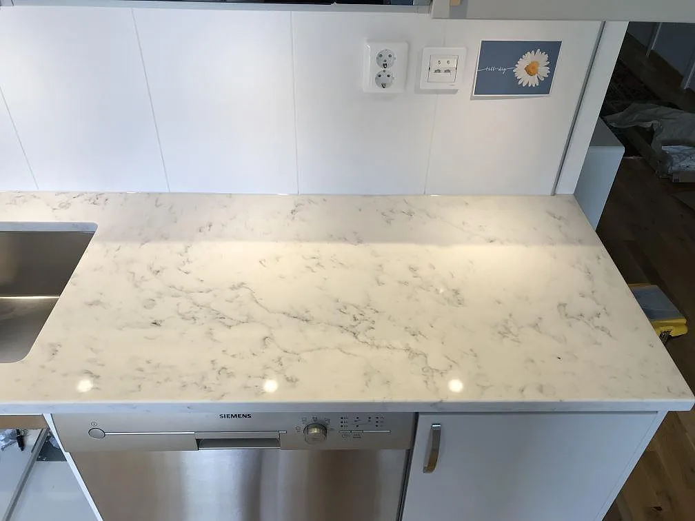 Køkkenbordplade i Technistone Mystery White, Åhus – billede 2