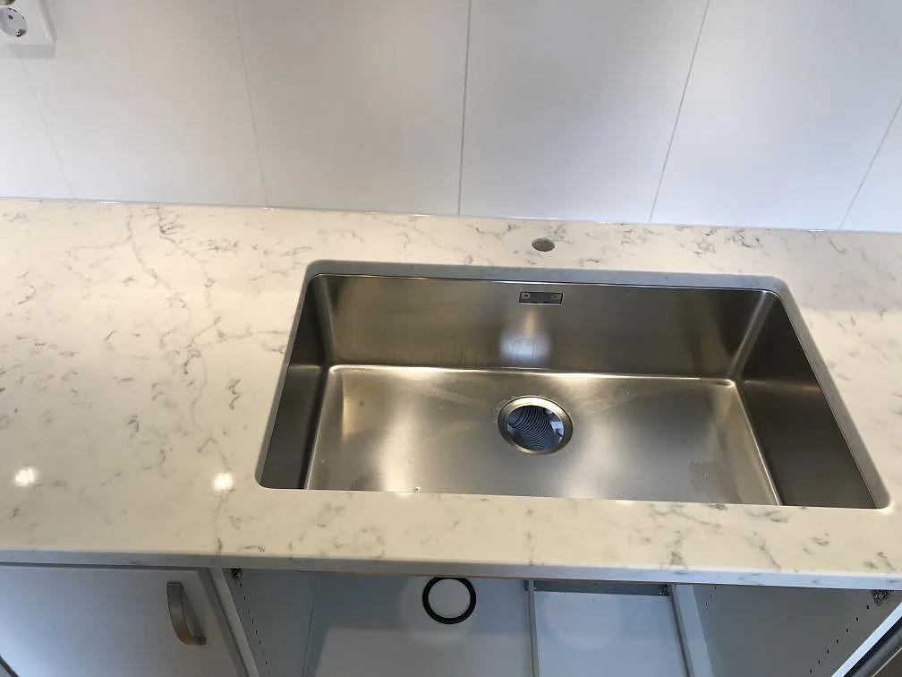 Køkkenbordplade i Technistone Mystery White, Åhus – billede 3