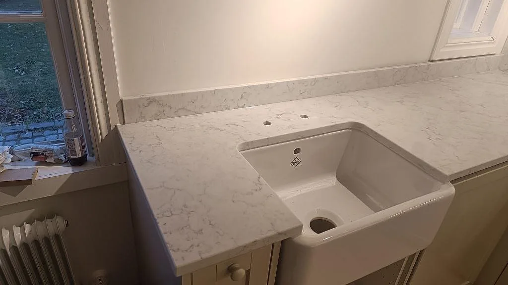 Køkkenbordplade i Technistone Mystery White, Åhus – billede 2