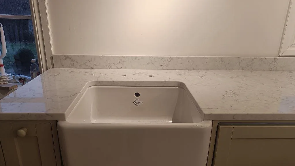 Køkkenbordplade i Technistone Mystery White, Åhus – billede 3
