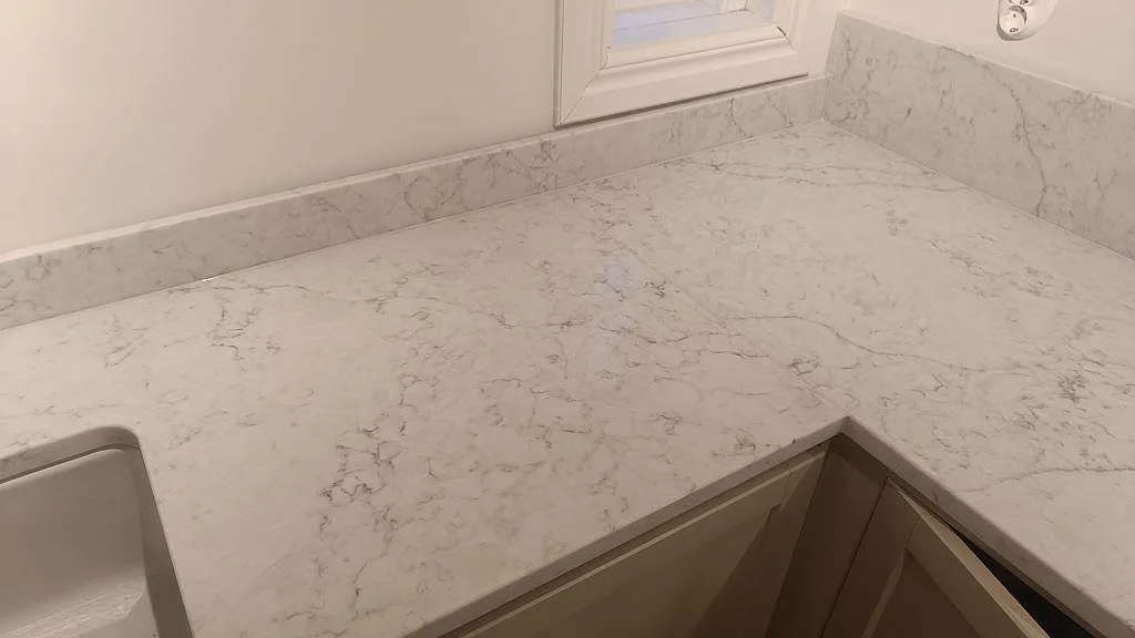 Køkkenbordplade i Technistone Mystery White, Åhus – billede 5
