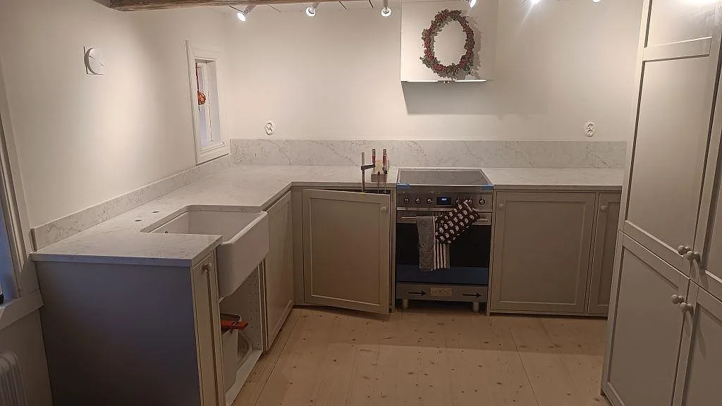 Køkkenbordplade i Technistone Mystery White, Åhus