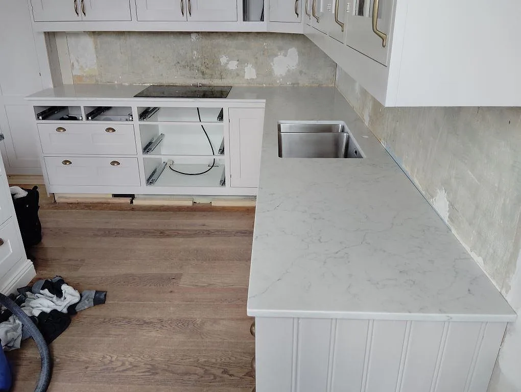 Køkkenbordplade i Technistone Mystery White, Älvsjö
