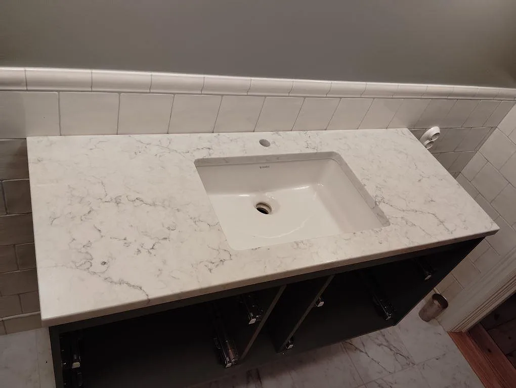 Gennemført projekt: Bordplade i Technistone Mystery White, Älvsjö.