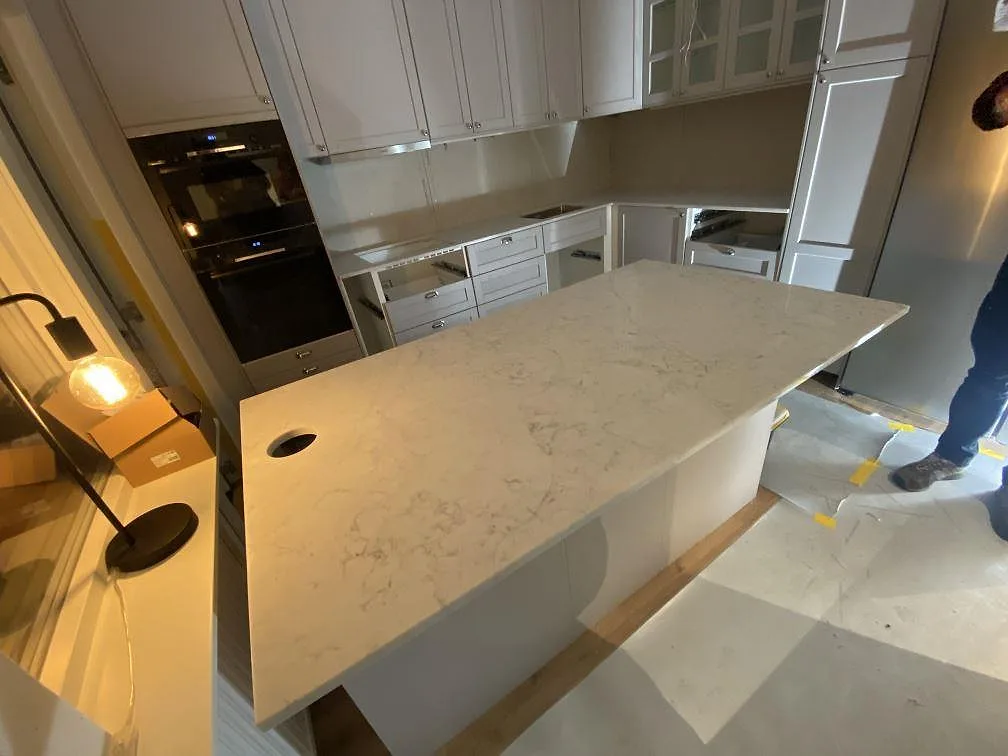 Køkkenbordplade i Technistone Mystery White, Alingsås