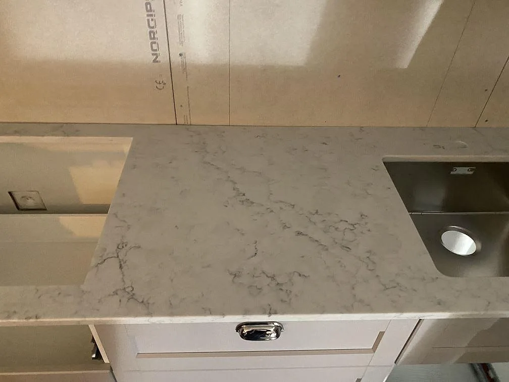 Køkkenbordplade i Technistone Mystery White, Alingsås – billede 3