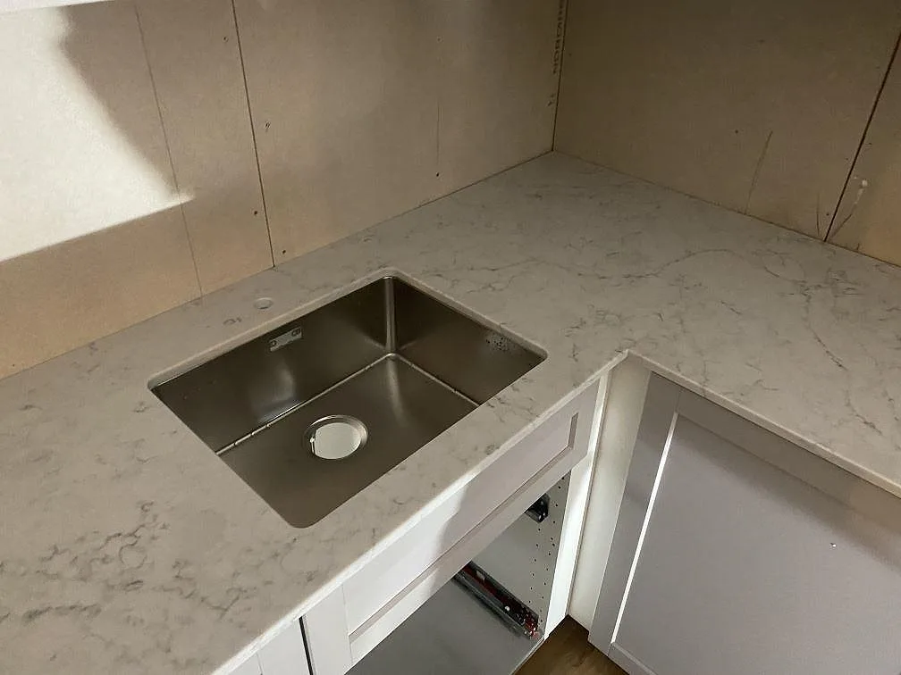 Køkkenbordplade i Technistone Mystery White, Alingsås – billede 4