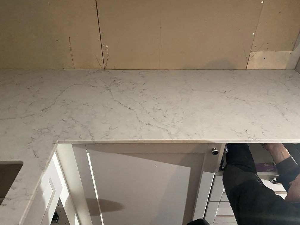 Køkkenbordplade i Technistone Mystery White, Alingsås – billede 2
