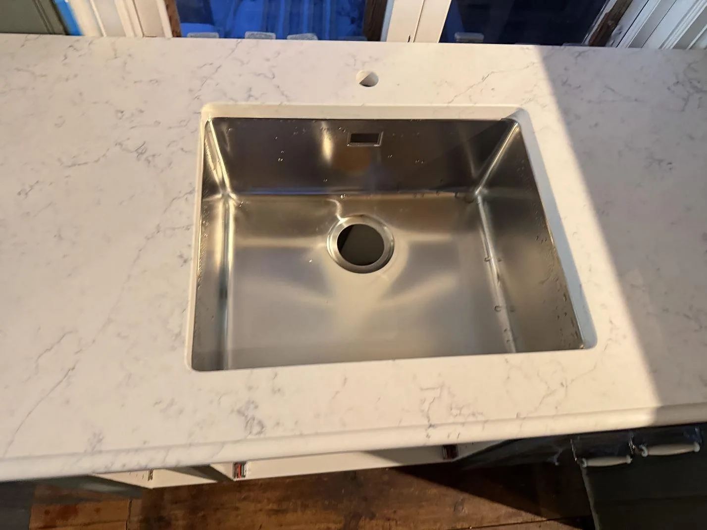 Køkkenbordplade i Technistone Mystery White, Båstad – billede 4