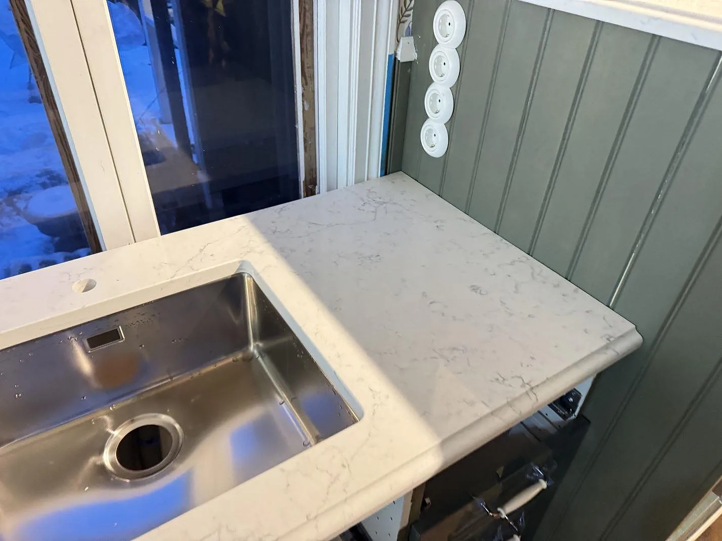 Køkkenbordplade i Technistone Mystery White, Båstad – billede 5
