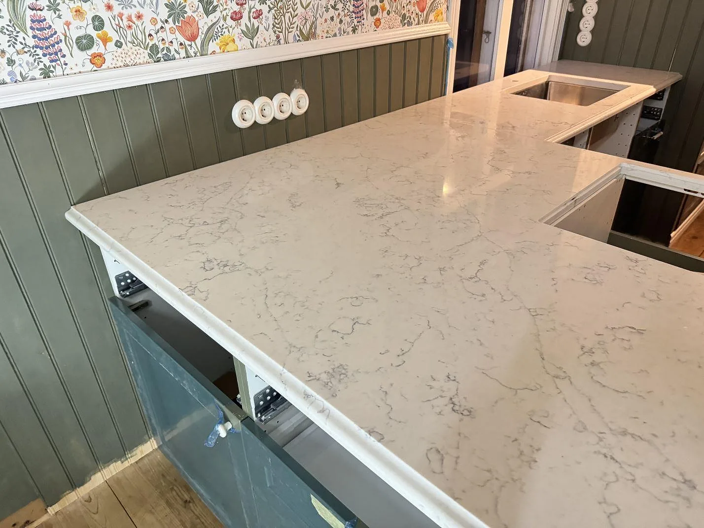 Køkkenbordplade i Technistone Mystery White, Båstad – billede 3