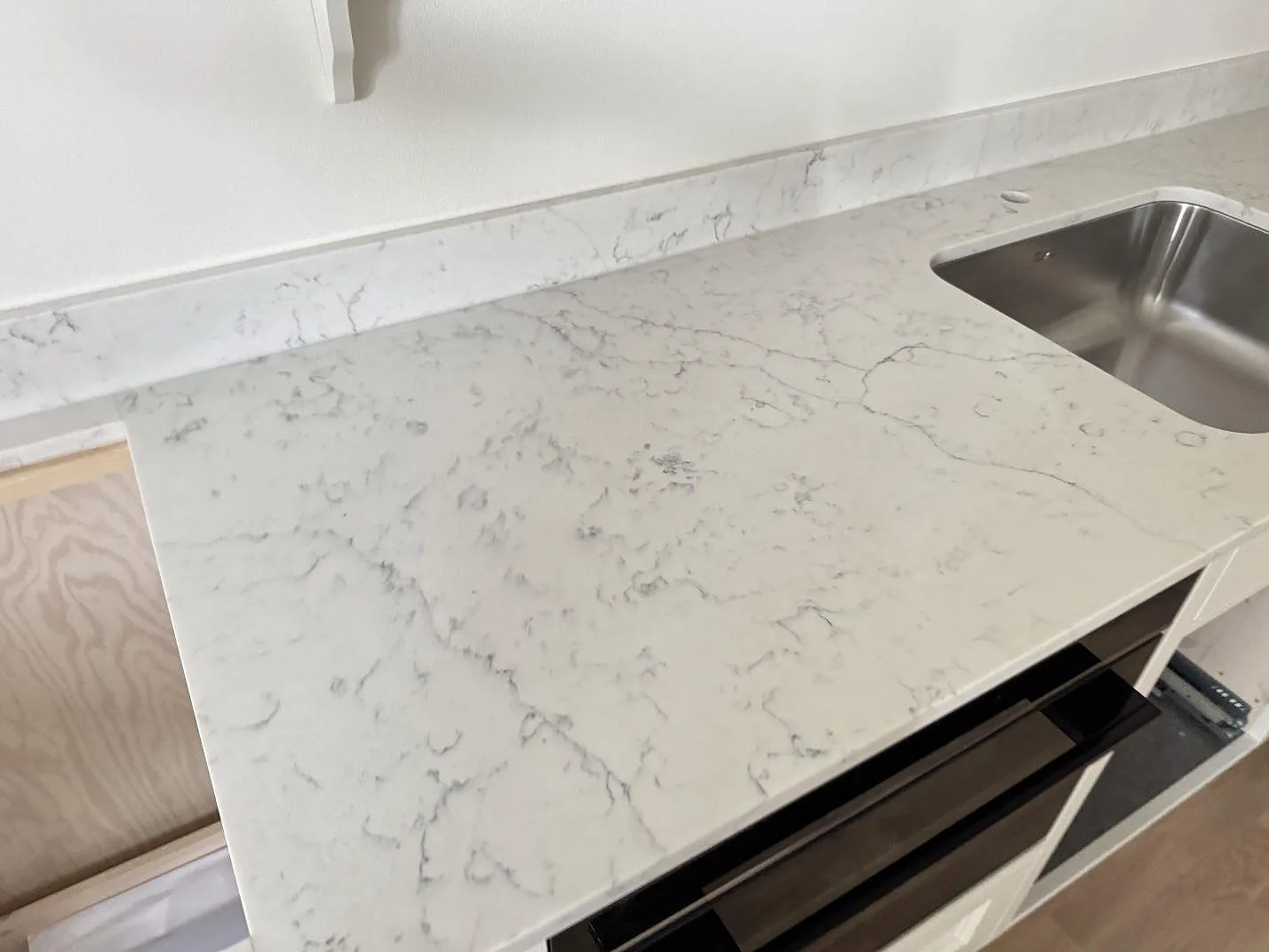 Køkkenbordplade i Technistone Mystery White, Barsebäck – billede 4