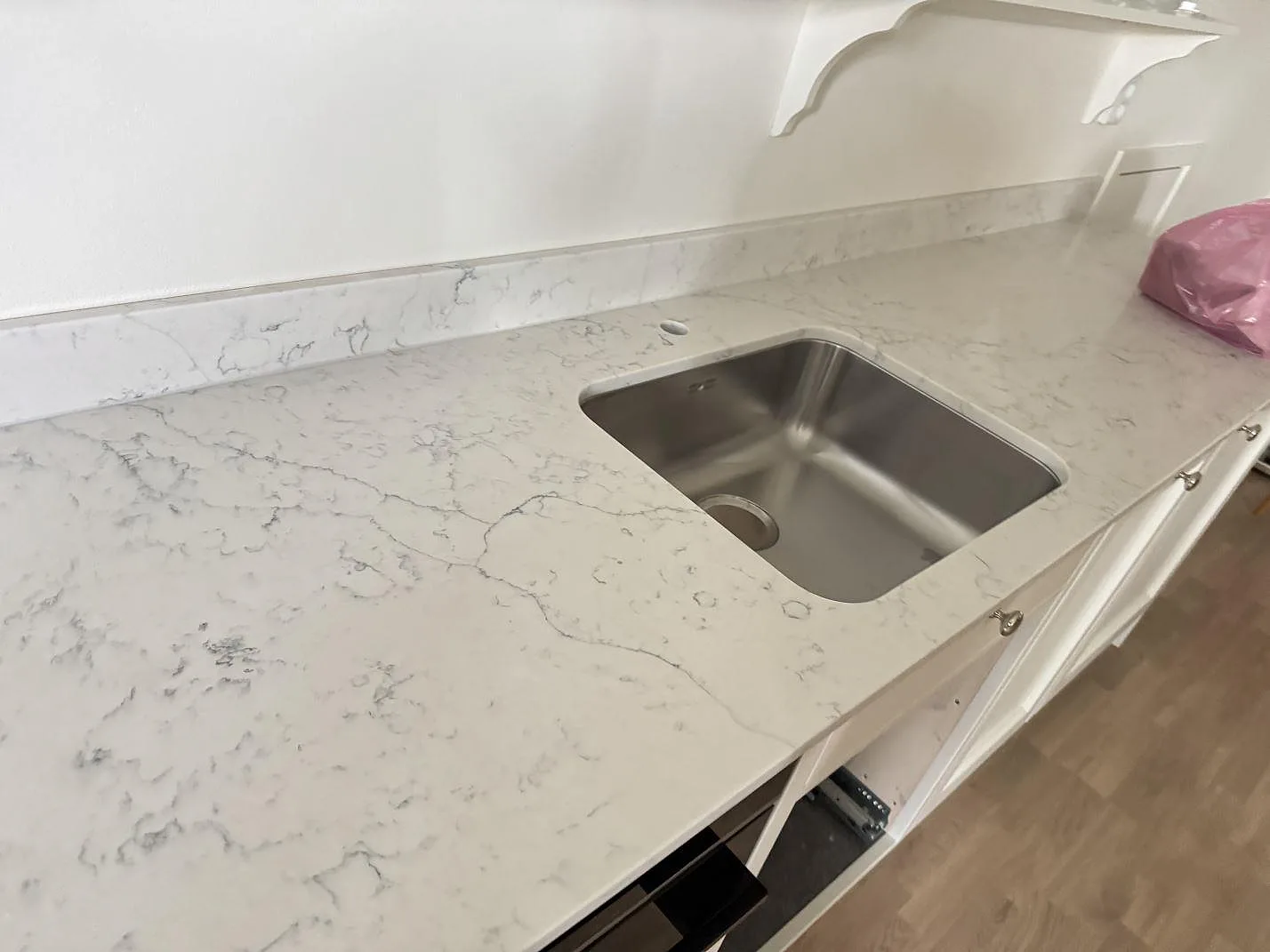 Køkkenbordplade i Technistone Mystery White, Barsebäck – billede 2
