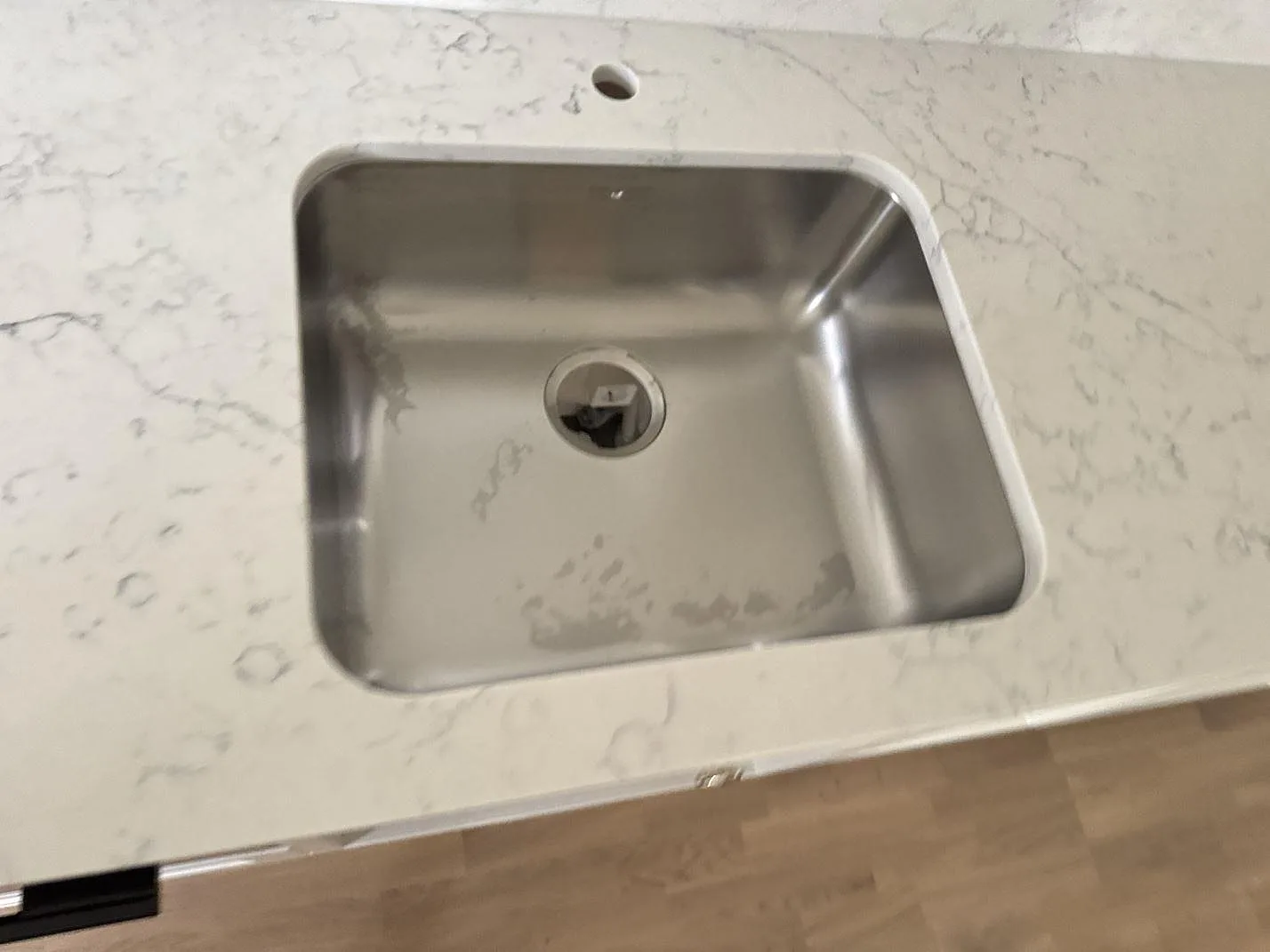 Køkkenbordplade i Technistone Mystery White, Barsebäck – billede 5