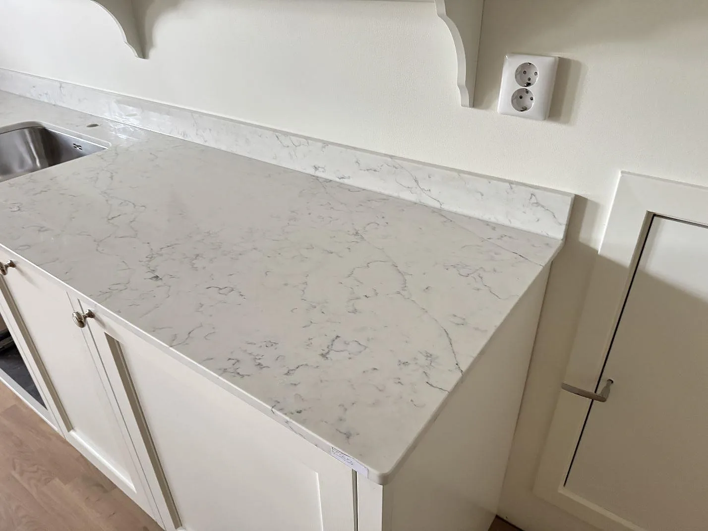 Køkkenbordplade i Technistone Mystery White, Barsebäck – billede 3