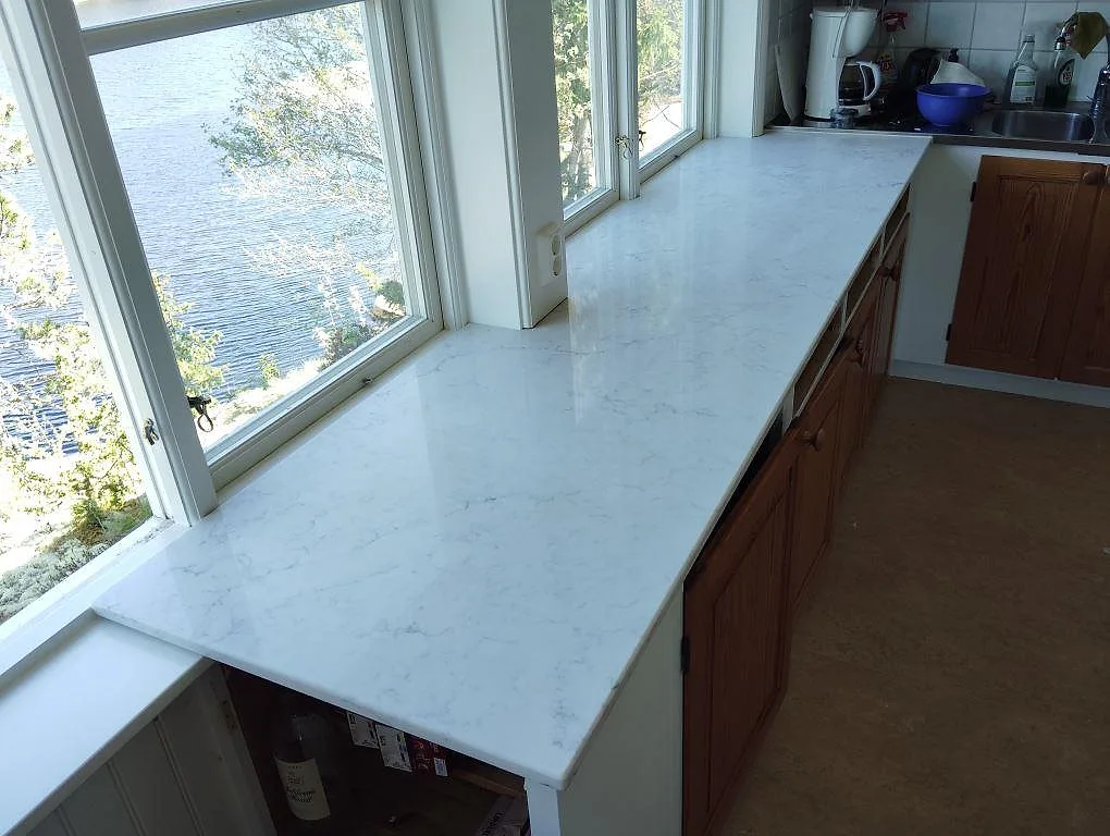 Gennemført projekt: Køkkenbordplade i Technistone Mystery White, Björkö.