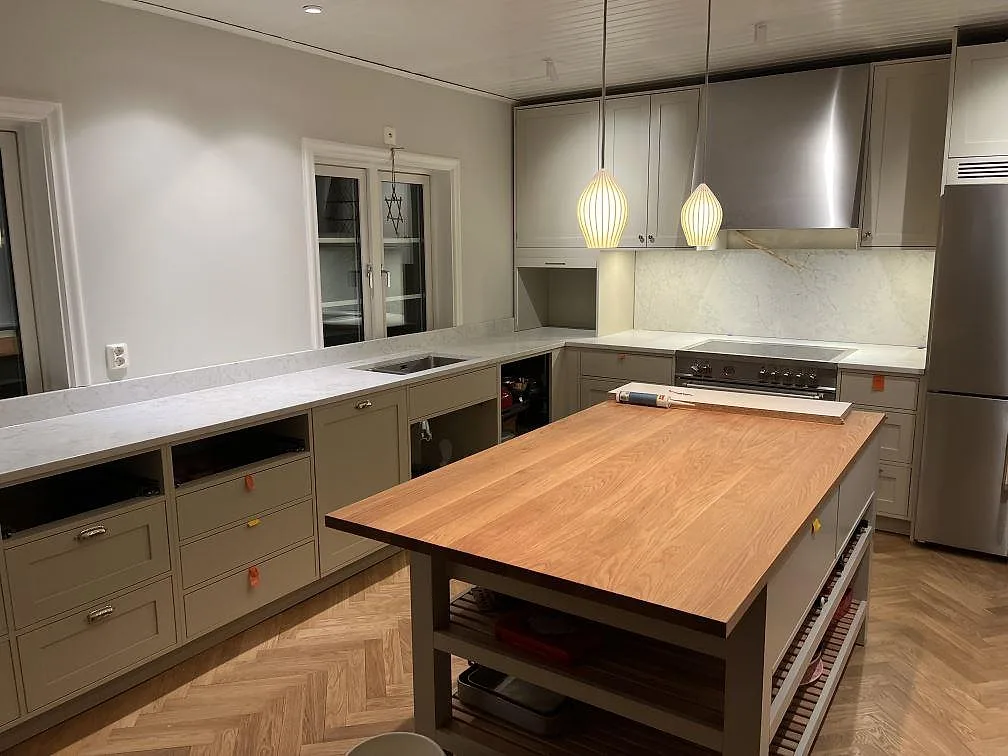 Køkkenbordplade i Technistone Mystery White, Bromma