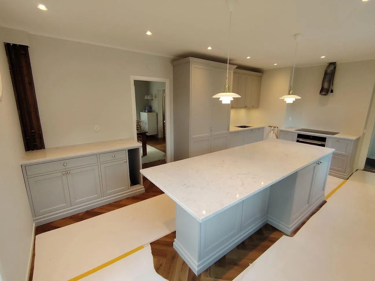 Gennemført projekt: Køkkenbordplade i Technistone Mystery White, Bromma.