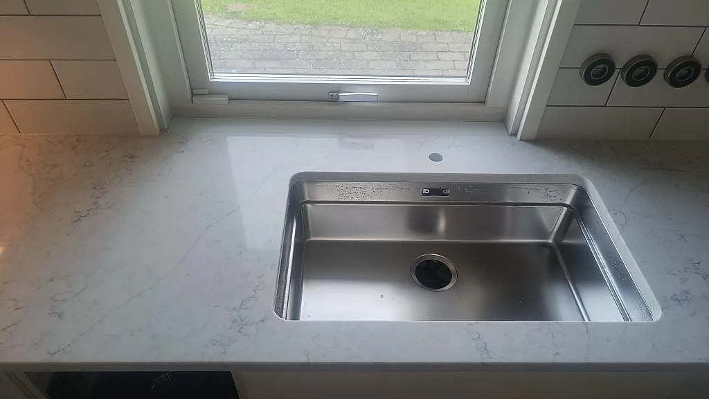 Køkkenbordplade i Technistone Mystery White, Bunkeflostrand – billede 2