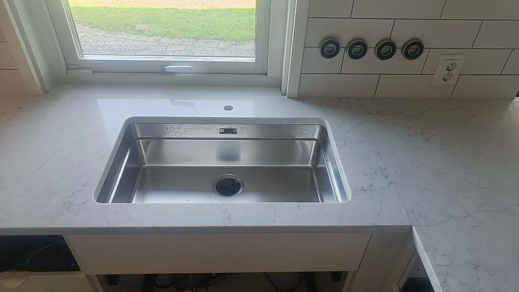 Køkkenbordplade i Technistone Mystery White, Bunkeflostrand – billede 3